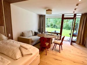 Posezení v ubytování Apartment mit Indoor Pool und Garten