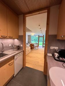 Kuchyň nebo kuchyňský kout v ubytování Apartment mit Indoor Pool und Garten