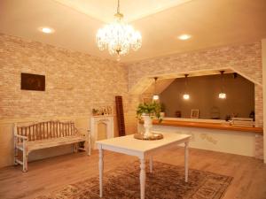 白山市にあるSDGs BASE AQUA PLUSのテーブルとシャンデリアのあるリビングルーム