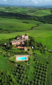 AlleronaCountry House La Collina di Bargiano - Casa Raffaella的绿色田野中房屋的空中景观