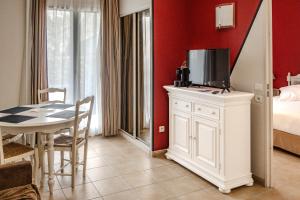 Postel nebo postele na pokoji v ubytování Tulip Inn Honfleur Residence & Spa