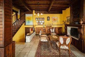 sala de estar con mesa y sillas y escalera en Vila Belvedere, en Durrës