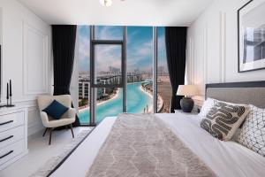 una camera con letto e vista sulla piscina di Crystal Lagoon View Beach access Fast Wi-Fi a Dubai Altre 27 foto