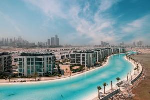 vista su una spiaggia con acqua blu e su edifici di Crystal Lagoon View Beach access Fast Wi-Fi a Dubai