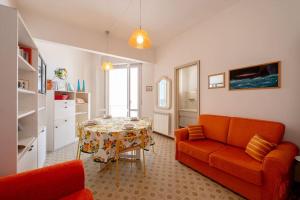 a living room with a couch and a table at Casa Vista Mare e Parcheggio in Marotta