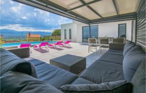 ein Wohnzimmer mit einem Sofa, Stühlen und einem Pool in der Unterkunft Beautiful Home In Glavina Donja in Donja Glavina