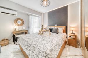 เตียงในห้องที่ Athens Riviera, seaview, beachfront, Lux Apartment on Starbucks building