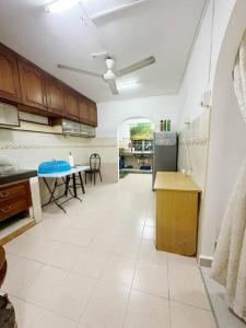 Kuchyň nebo kuchyňský kout v ubytování Homestay Serdang UPM MAEPS MARDI IOI CITY MALL