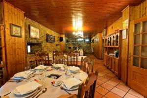 un comedor con una mesa con platos y servilletas en Casa Cazoleiro en Meira