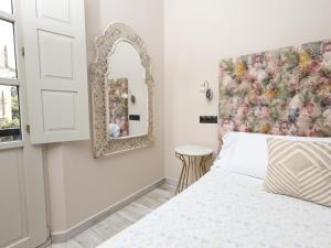 Postel nebo postele na pokoji v ubytování Akla Suites con Jacuzzi Santillana