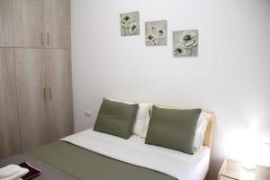 Ένα ή περισσότερα κρεβάτια σε δωμάτιο στο Cozy 2BD Apartment in Thissio-Acropolis