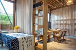 une pièce avec une table et une salle à manger dans l'établissement A Mountain Home别有洞天-山居民宿, à Taiping