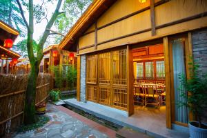 un bâtiment avec une table et des chaises devant lui dans l'établissement A Mountain Home别有洞天-山居民宿, à Taiping