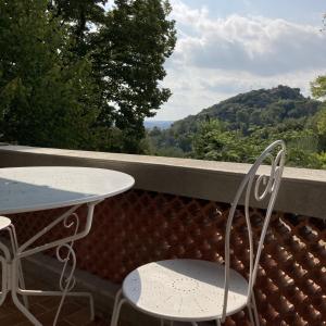 un tavolo e sedie seduti su un balcone con vista di Chez la Mamé ad Alès