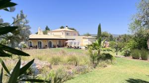 una grande casa con un giardino di fronte di Vila Relaxmountain B&B a São Bartolomeu de Messines