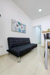 a black bench in a room with a table at NR Retreat in Il-Gżira