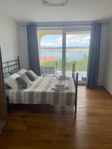 Ένα ή περισσότερα κρεβάτια σε δωμάτιο στο Apartments Sara