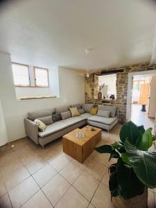 ein Wohnzimmer mit einer Couch und einem Couchtisch in der Unterkunft La Maison Cosy in Frontenay