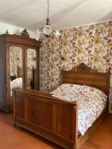 una camera con letto e struttura in legno di Chez la Mamé ad Alès