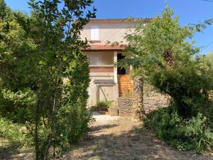una casa con alberi davanti di Chez la Mamé ad Alès