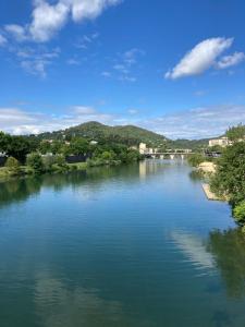 vista su un fiume da un ponte di Chez la Mamé ad Alès