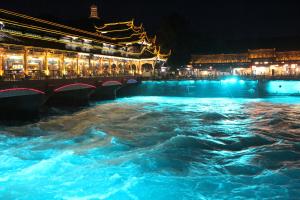 - une piscine d'eau bleue dans une rivière la nuit dans l'établissement A Mountain Home别有洞天-山居民宿, à Taiping