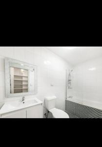 Ένα μπάνιο στο Spacious Apartment Oasis