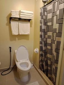イロイロにあるAtria 3 unit 606のトイレとシャワーカーテン付きのバスルーム +5枚の写真