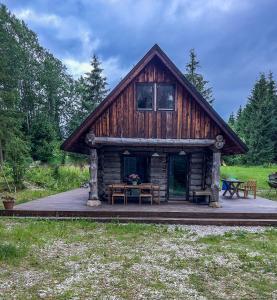 a log cabin with a picnic table in front of it at Tammeoja puhkemaja in Sõmeru