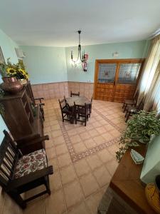 Draufsicht auf ein Wohnzimmer mit Tisch und Stühlen in der Unterkunft Hostal Joaquín in Ventas con Peña Aguilera + 20 Fotos