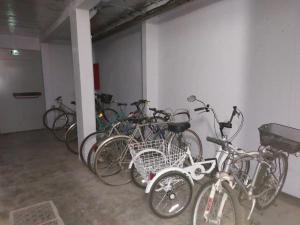 un grupo de bicicletas estacionadas en un garaje en Le TIKAL studio 4 pers, centre-ville port, clim, en La Grande-Motte