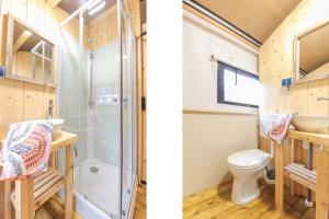 a bathroom with a shower and a toilet at Camping Heino in Heino +65 photos