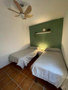 2 camas en una habitación con ventilador de techo en Olivae apartamento, en La Iruela
