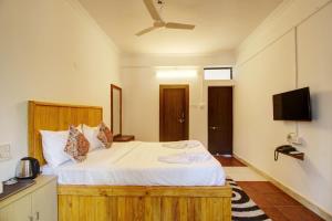 Hotel pleasure inn near turtle beach morjim Manage by ld group of hospitality客房内的一张或多张床位
