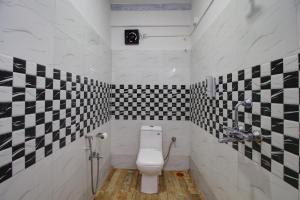 Hotel pleasure inn near turtle beach morjim Manage by ld group of hospitality的一间浴室
