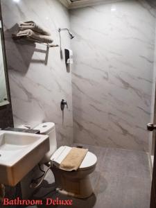 un bagno con un water e un lavandino di Laxston Hotel a Yogyakarta