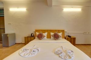 Hotel pleasure inn near turtle beach morjim Manage by ld group of hospitality客房内的一张或多张床位