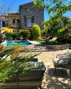 una casa con patio y piscina en Maison Villa Angela, en SantʼAgata sui Due Golfi