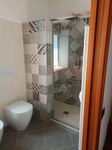 un bagno con wc e doccia in vetro di B&B Nel Vigneto a Castelplanio