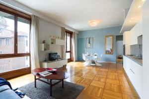 Televízia a/alebo spoločenská miestnosť v ubytovaní Duomo Center Apartment