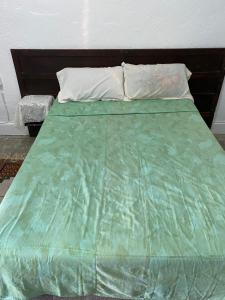 Postel nebo postele na pokoji v ubytování Hôtel Sindbad