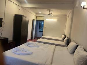 Hotel pleasure inn near turtle beach morjim Manage by ld group of hospitality客房内的一张或多张床位
