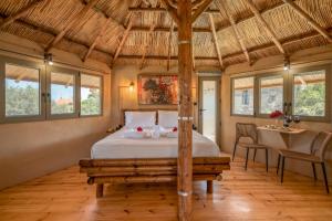 Postel nebo postele na pokoji v ubytování Eco Olive Treehouse
