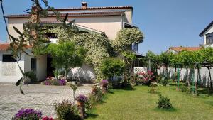 ogród przed domem z kwiatami w obiekcie Apartments Saša - pets friendly! w Poreču