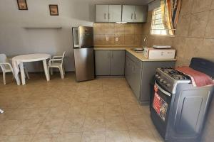 Η κουζίνα ή μικρή κουζίνα στο Veeris Apartments +4 φωτογραφίες