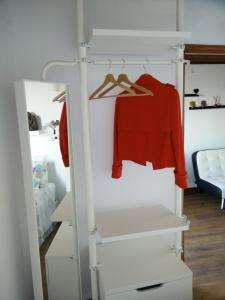 une chemise rouge accrochée à un portant dans une chambre dans l'établissement Xavier - Alfama Apartment River View, à Lisbonne
