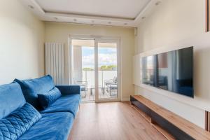 Televízia a/alebo spoločenská miestnosť v ubytovaní Oaza Spa z prywatną Sauną by Perłowa Przystań Rent