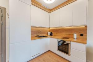 Kuchyňa alebo kuchynka v ubytovaní Oaza Spa z prywatną Sauną by Perłowa Przystań Rent