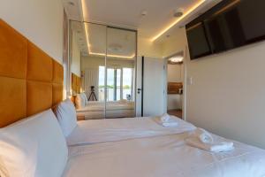 Posteľ alebo postele v izbe v ubytovaní Oaza Spa z prywatną Sauną by Perłowa Przystań Rent