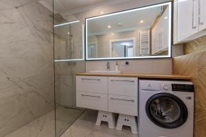 Kúpeľňa v ubytovaní Oaza Spa z prywatną Sauną by Perłowa Przystań Rent